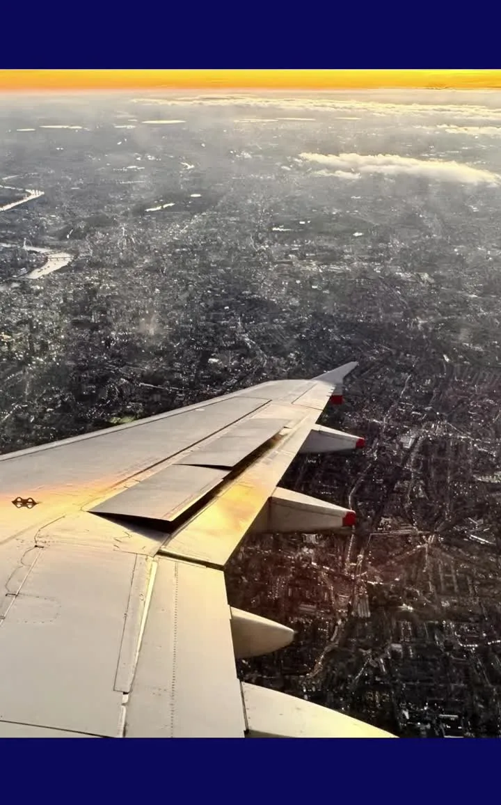 Blick aus dem Flugzeugfenster auf dem Weg nach England