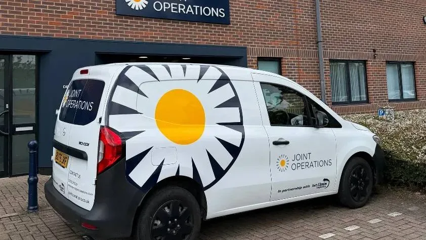 Büro von Joint Operations in Royal Wootton Bassett mit einem Firmenwagen davor